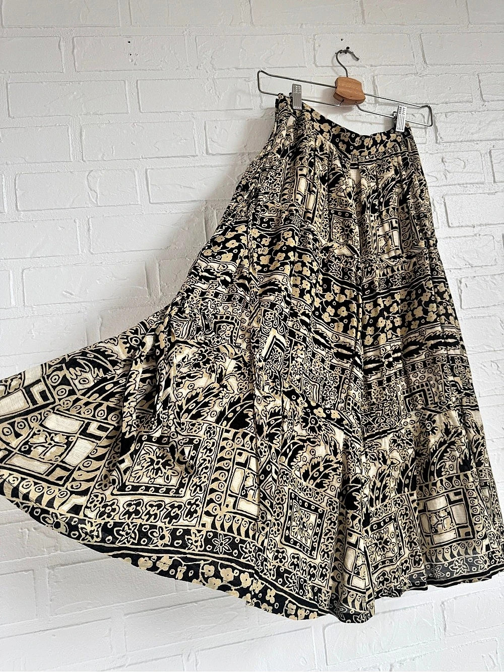 Chloe Women's Paisley Maxi Skirt in Black & Beige